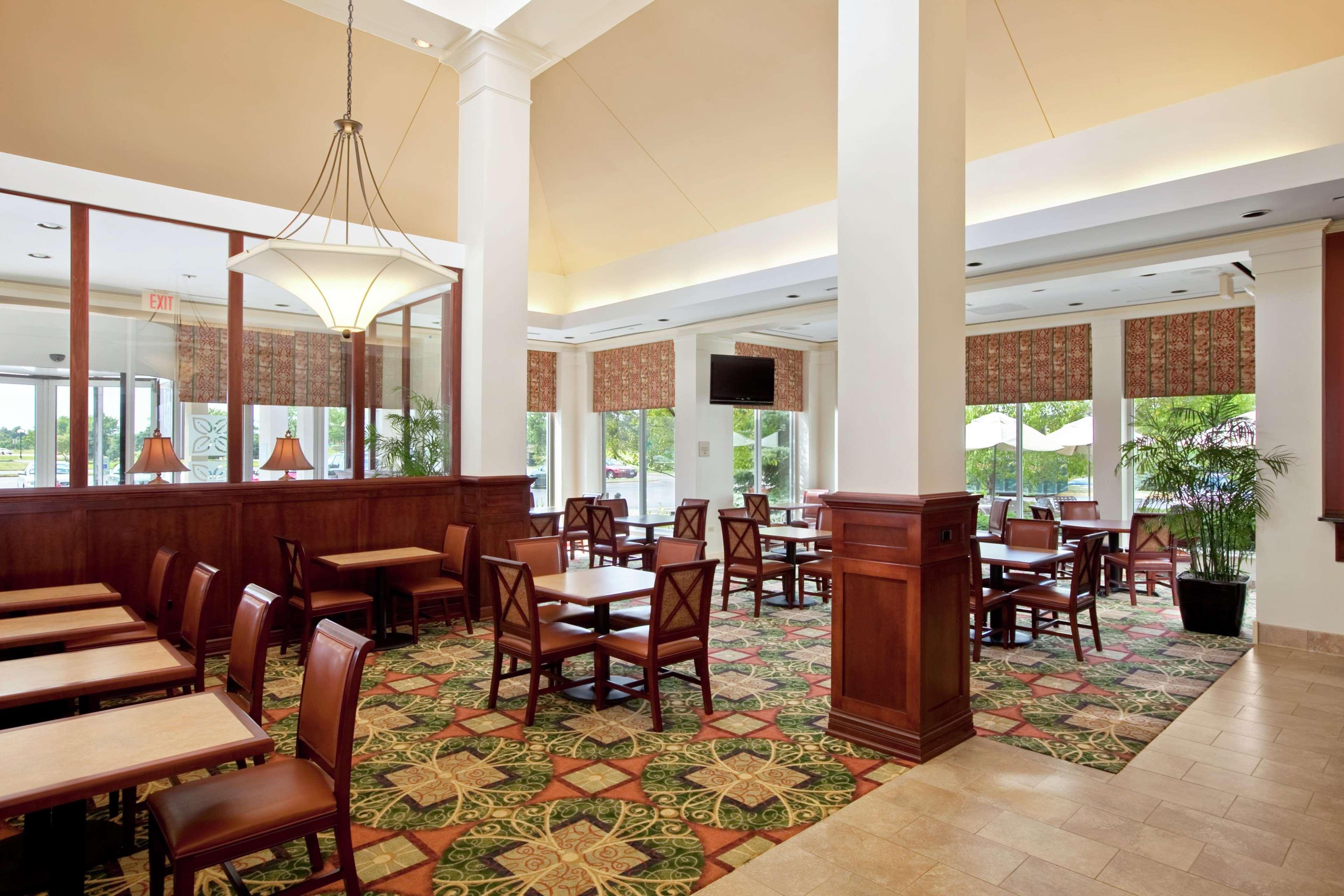 Hilton Garden Inn Oakbrook Terrace Restaurant photo